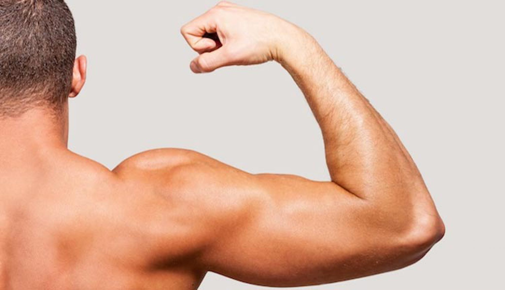 Замер бицепса. Девушка показывает бицепс парню. Бицепс. Обхват бицепса у мужчин. Бицепс 35 см.