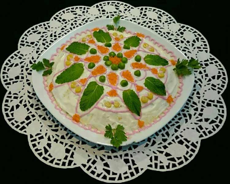 تزئین سالاد الویه با برگ نعنا