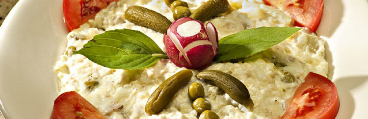 تزئین سالاد الویه با خیارشور و گوجه
