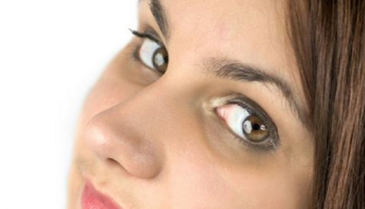 درمان سیاهی دور چشم با روغن اسطوخودوس