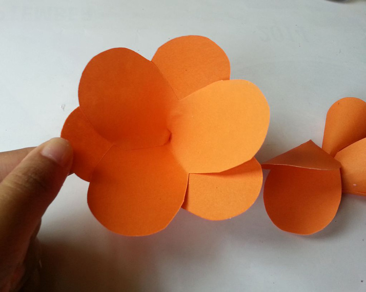 درست کردن گل کاغذی مدل سوم ۵