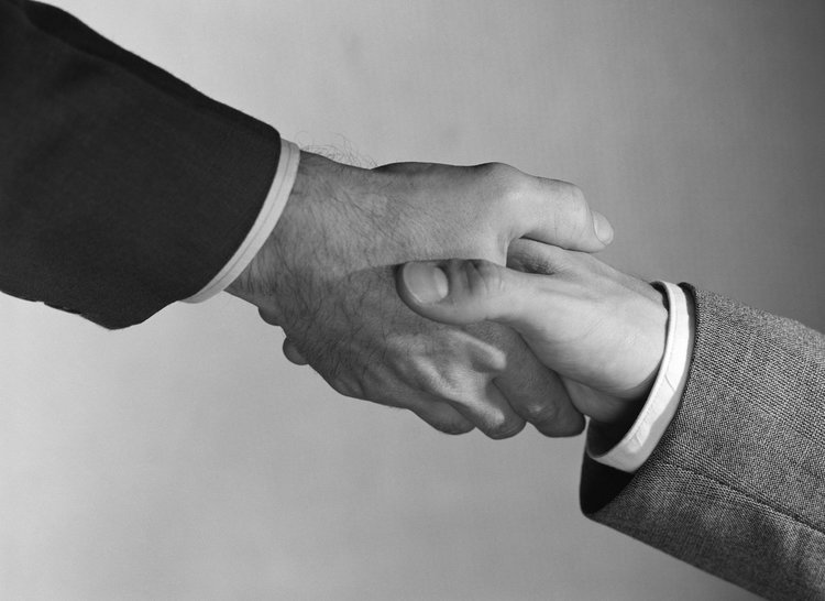 آداب معاشرت - محکم دست بدهید