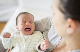 علت گریه نوزاد در هنگام شیر خوردن چیست؟