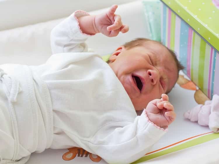 گرما یا سرمای بیش از حد نوزاد و علت گریه در خواب