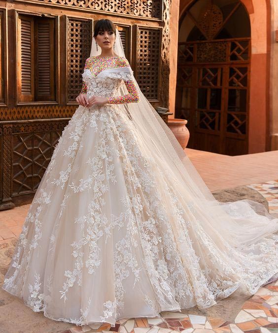 مدل لباس عروس ایرانی یقه دلبری دنباله دار