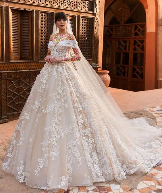 لباس عروس یقه دلبری دنباله دار گیپور گل برجسته