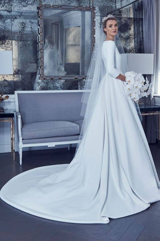 مدل لباس عروس پوشیده دنباله دار ساده