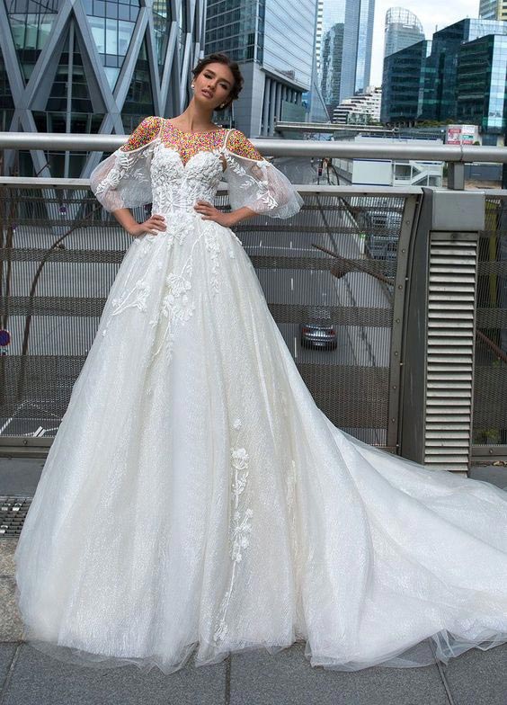 مدل لباس عروس دنباله دار آستین پفی 