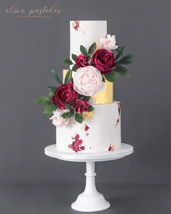 مدل کیک عروسی سه طبقه سفید و طلایی