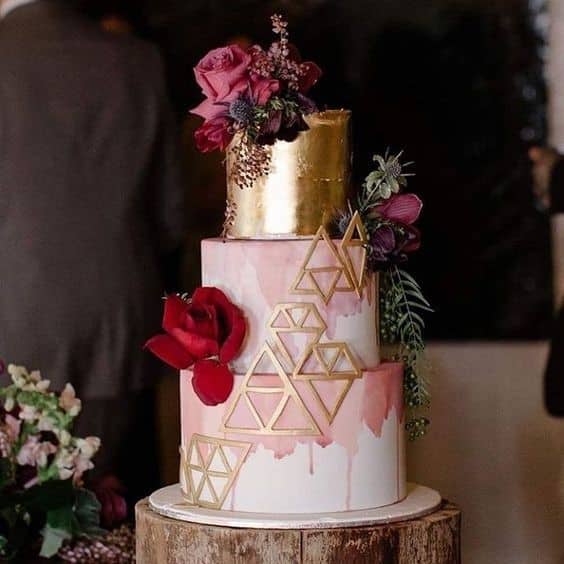 مدل کیک عروسی سه طبقه صورتی و طلایی