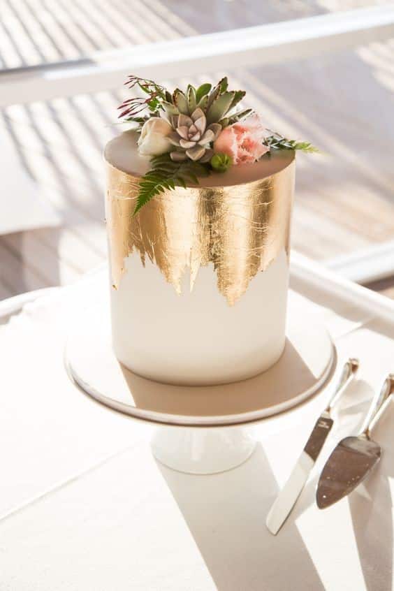 مدل کیک عروسی یک طبقه با تزیین ورق طلا