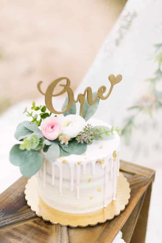 مدل کیک عروسی یک طبقه خامه ای با گل طبیعی