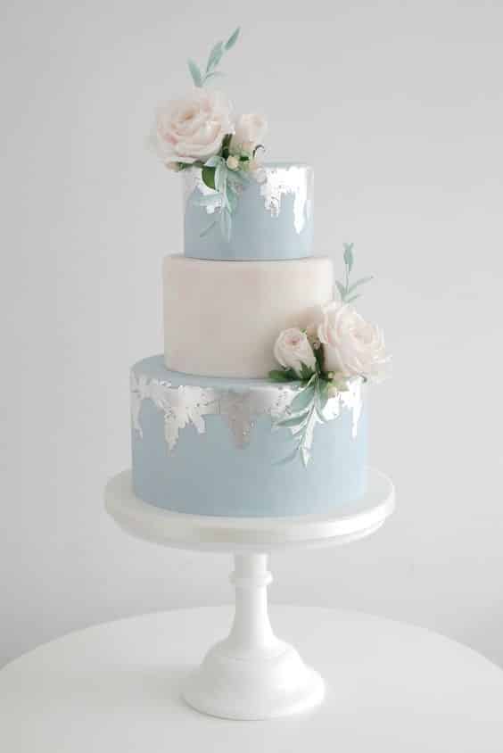 مدل کیک عروسی سه طبقه سفید و آبی