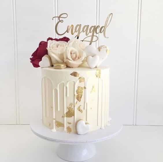 مدل کیک عروسی یک طبقه خامه ای با گل و کوکی قلب