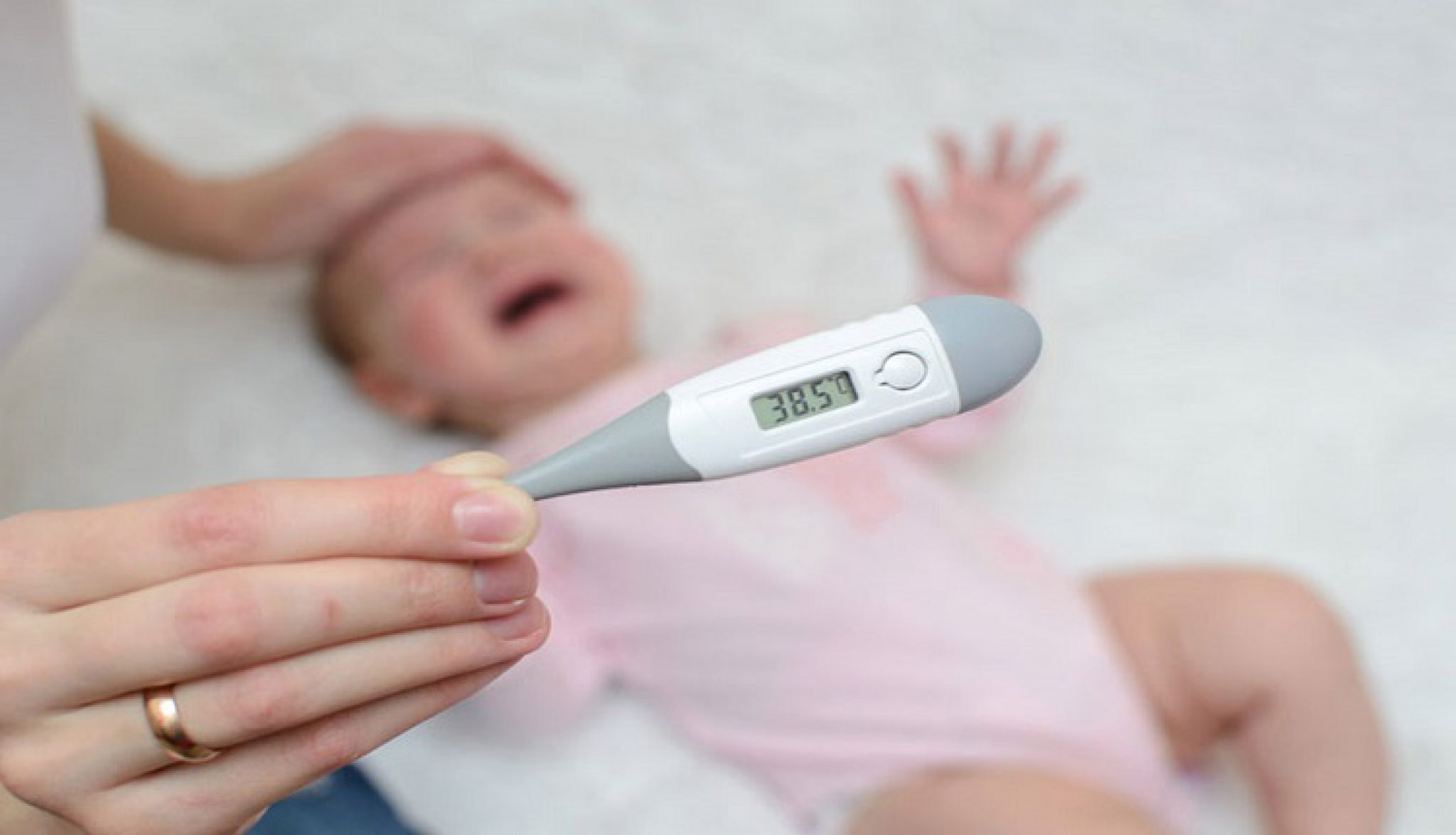 Температура ребенка 1 неделя. Термометрия новорожденного. Температура у ребенка. Ребенок с градусником. Ректальный градусник для младенцев.