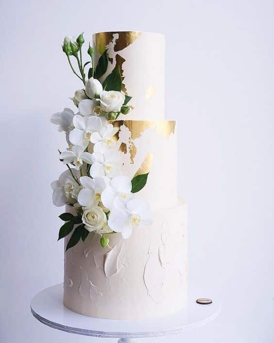 مدل کیک عروسی سه طبقه با باترکریم و گل طبیعی