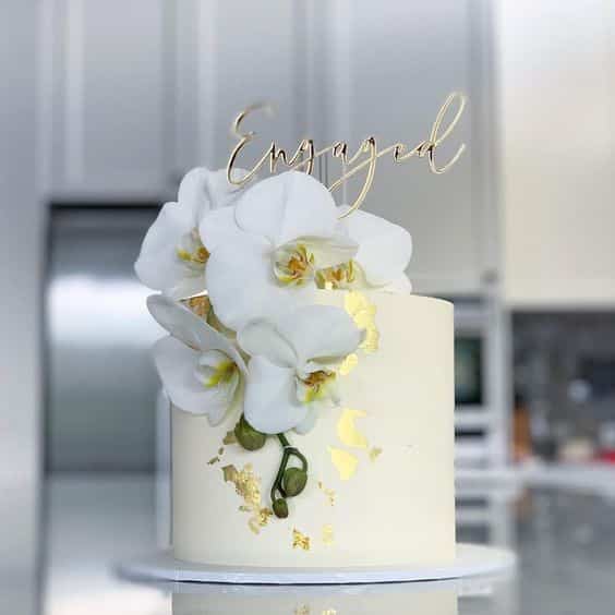 کیک عروسی یک طبقه با گل طبیعی