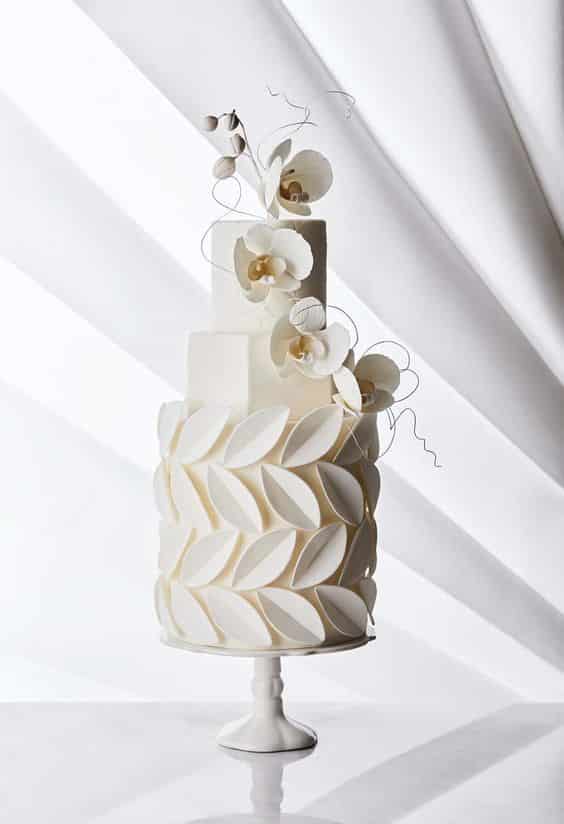 مدل کیک عروسی سه طبقه سفید با گل ارکیده