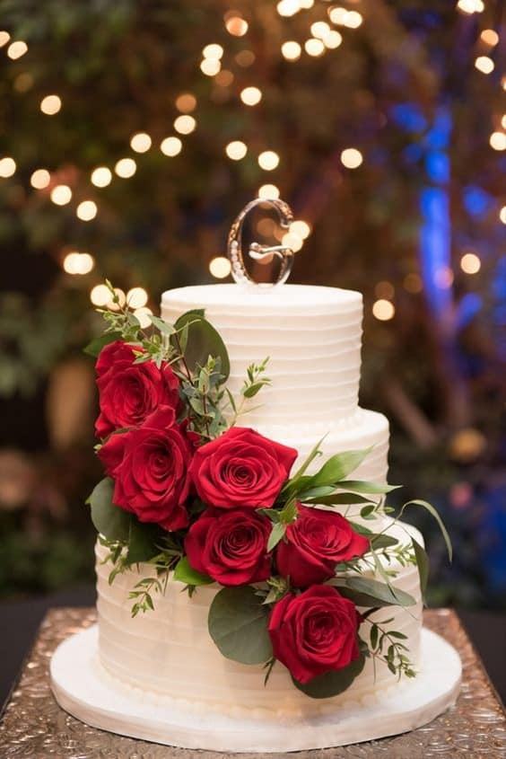 مدل کیک عروسی سه طبقه خامه ای با گل رز