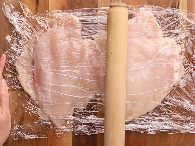 کوبیدن سینه مرغ برای تهیه چیکن کوردن بلو با سس پارمزان