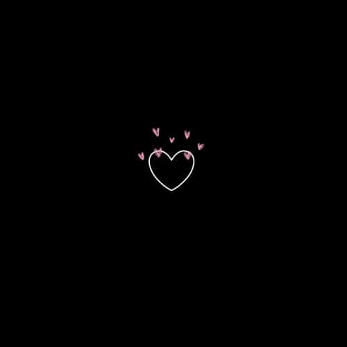 عکس قلب در فضای مشکی ساده