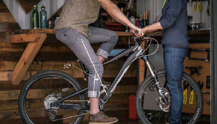 زاویه مناسب پا برای تنظیم ارتفاع زین دوچرخه