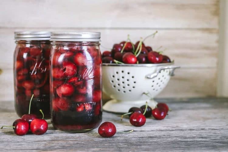 طرز تهیه کمپوت آلبالو