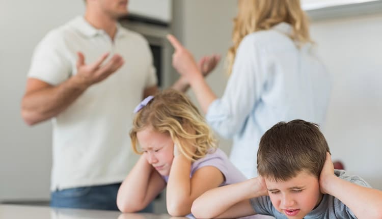 آسیب‌های روانی و جسمی دعوای پدر و مادر بر کودکان