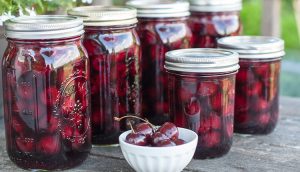 طرز تهیه کمپوت آلبالو خانگی خوشمزه
