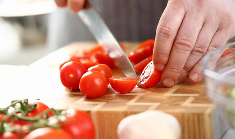 مراحل تهیه رب گوجه فرنگی خانگی