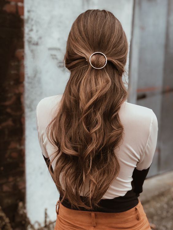 مدل موی باز مجلسی قهوه ای با گلسر