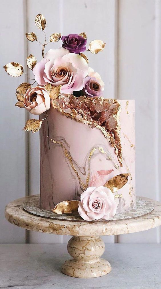 عکس کیک زنانه لاکچری با گل فوندانتی و تکنیک مدرن