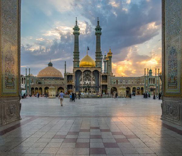 حرم فاطمه معصومه در روز وفات