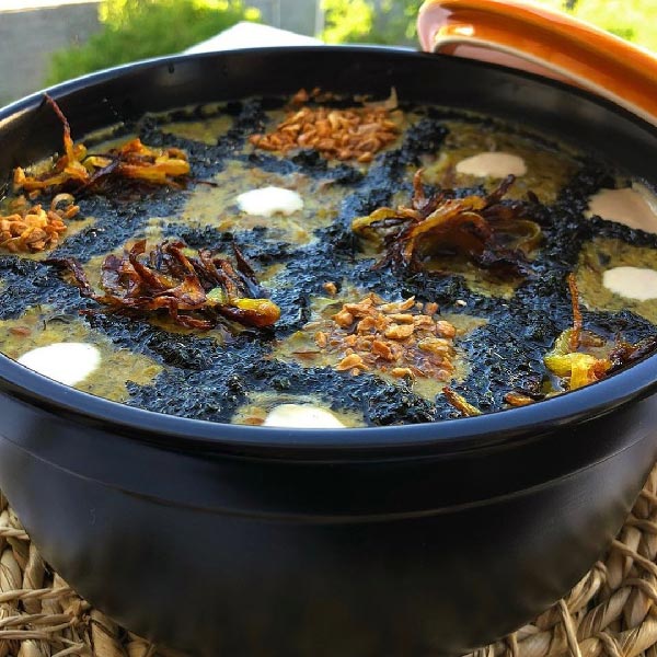 تزیین ساده آش رشته با پیاز داغ و نعنا داغ
