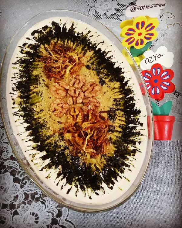 تزیین کشک و بادمجان با پیاز داغ مجلسی و نعنا داغ