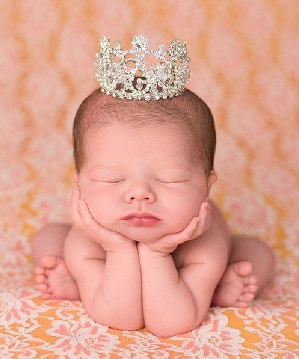 عکس نوزاد تازه متولد شده زیبا با تاج